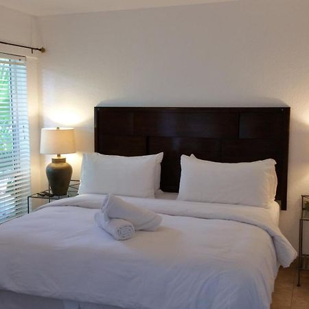 The Cabanas Guesthouse & Spa - Gay Resort Catering To Gay Men オークランド・パーク 部屋 写真